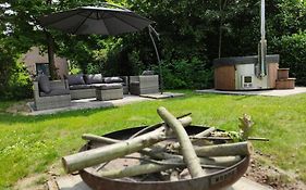 Vrijstaande 6 persoons Bungalow hottub en pizzaoven op vakantiepark